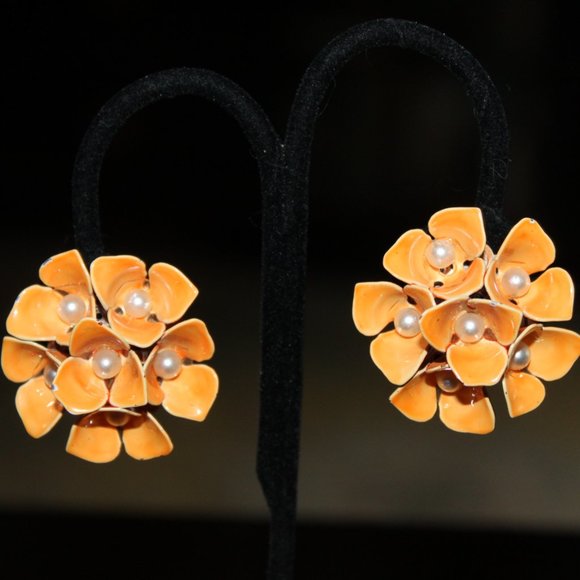 Beautiful Enamel and baby pearls adorn this brooch & clip back earrings - Picture 3 of 16